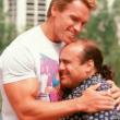 Arnold Schwarzenegger e Danny De Vito in Gemelli (1988)